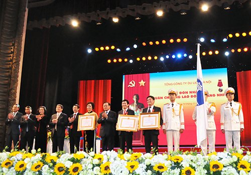 Ủy viên Bộ Chính trị, Bí thư Thành ủy Hà Nội Phạm Quang Nghị trao Huân chương Lao động hạng Ba cho hai cá nhân của Tổng Công ty Du lịch Hà Nội